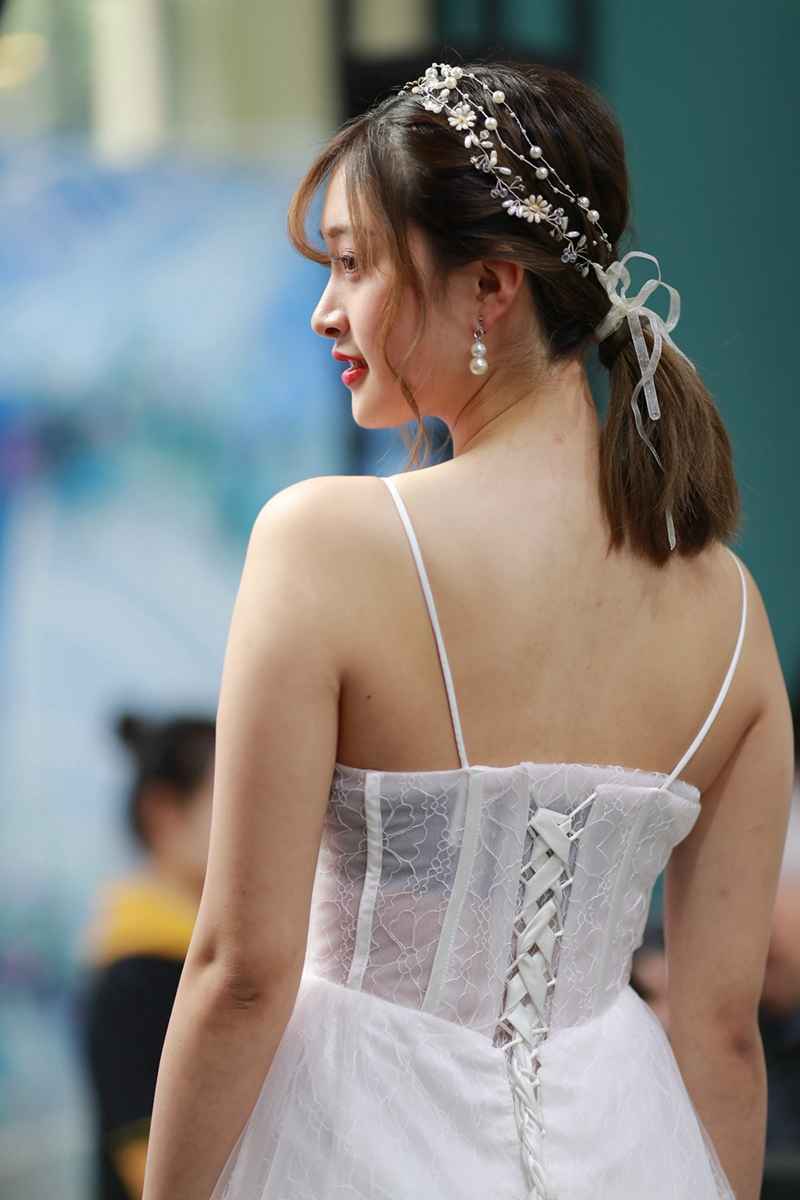 短发美女伊雨蔓蕾丝内衣性感写真