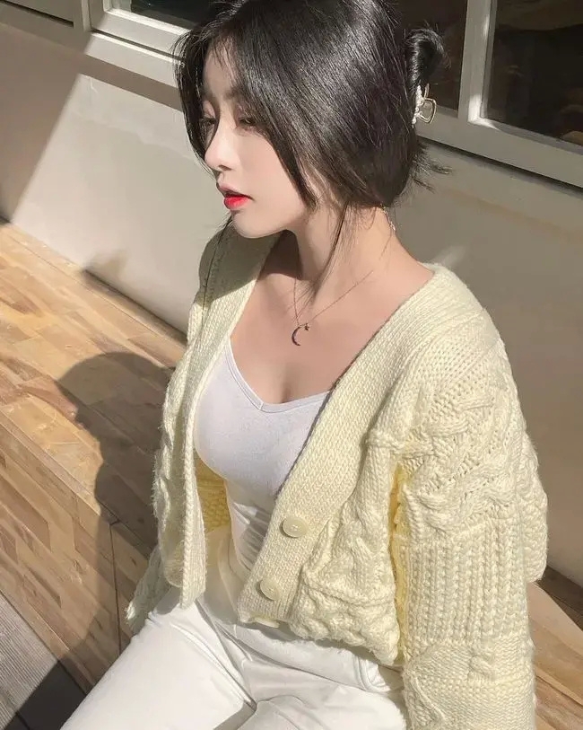 秀人网年轻漂亮美女月音瞳性感写真图片