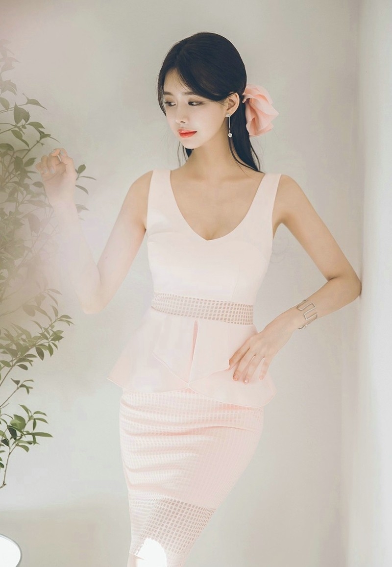 长腿美女火辣身材事业线写真