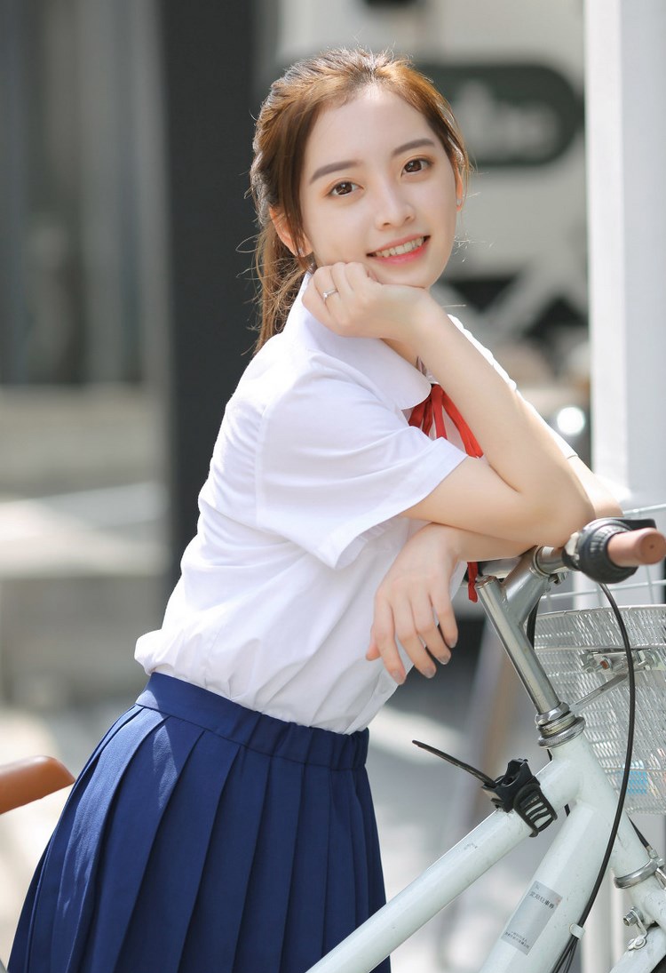 御姐美人林蕾红唇妖艳惹火网格袜美腿诱人私房照