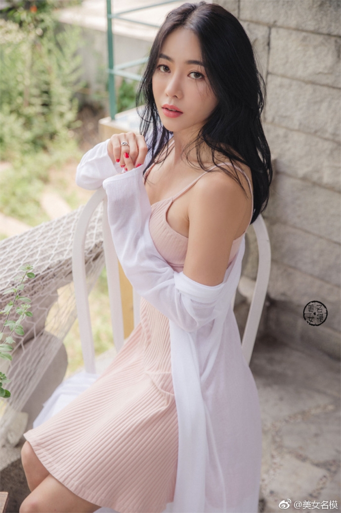 韩国美女名媛优雅冷艳吊带短裙性感写真