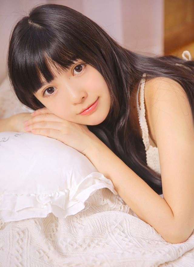 长发嫩模人体摄影性感美女图片