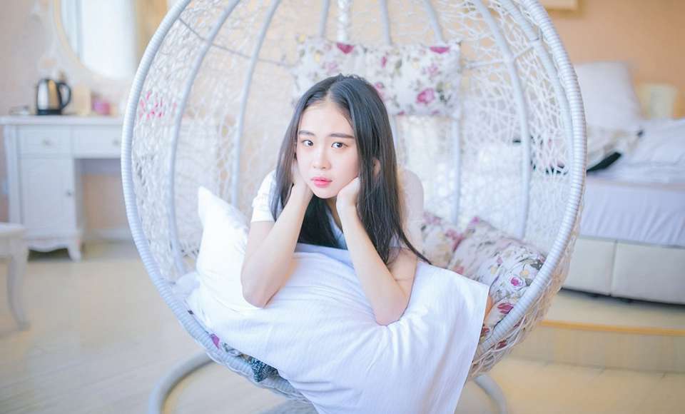 蕾丝内衣丰满美女美腿床上写真