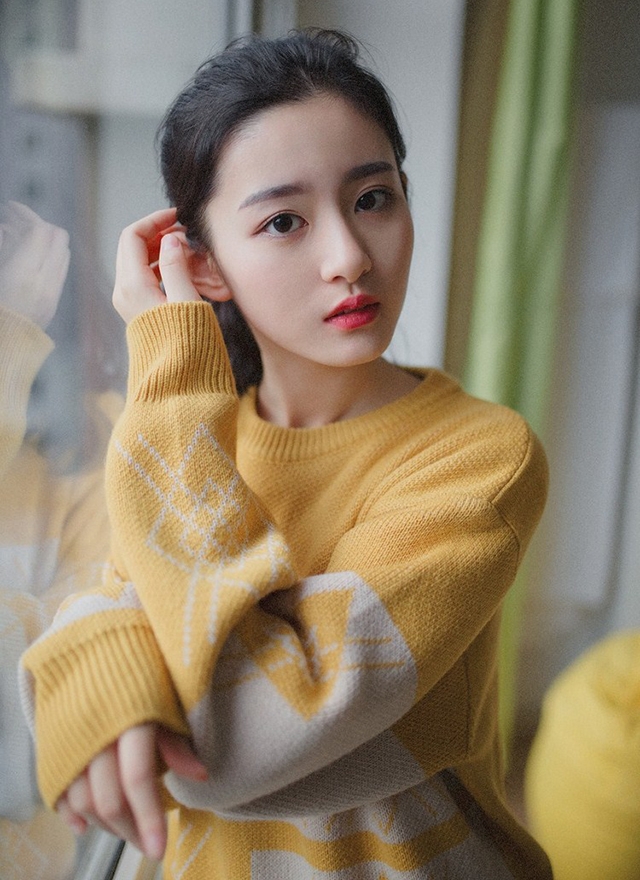 扎着马尾辫的阳光小美女精致瓜子脸白里透红写真