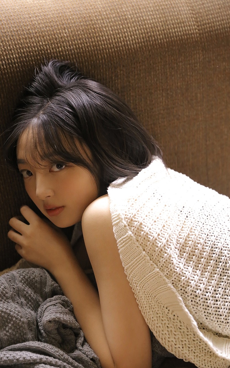 短发丰满美女长腿玉足写真图片