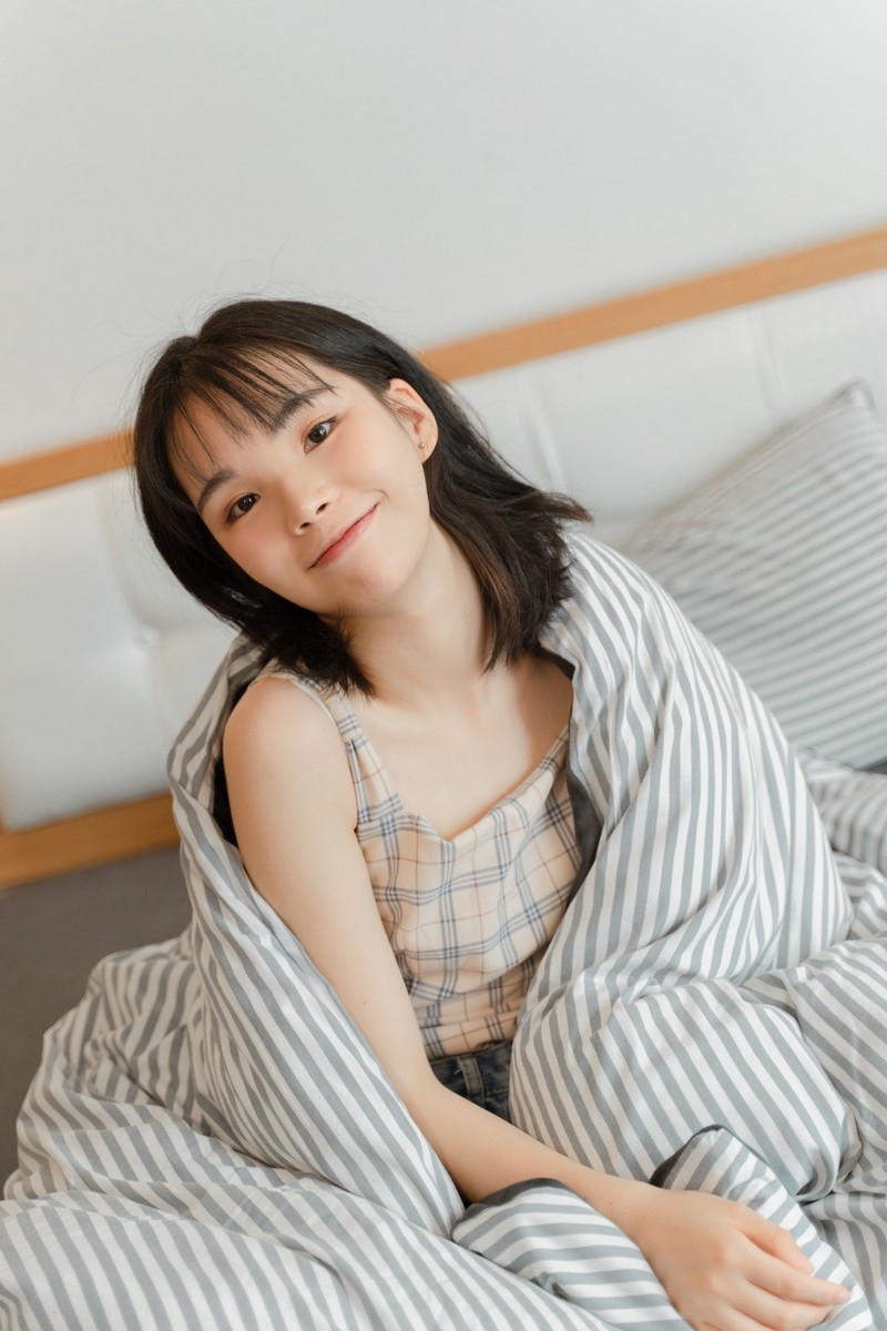 邻家美女美腿玉足吊带内衣写真