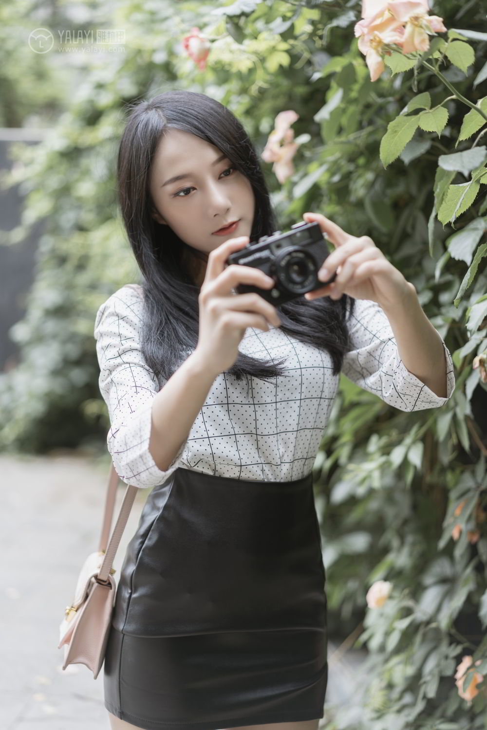 丰满美女美腿翘臀冷艳气质写真