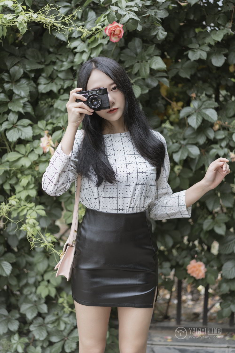 丰满美女美腿翘臀冷艳气质写真