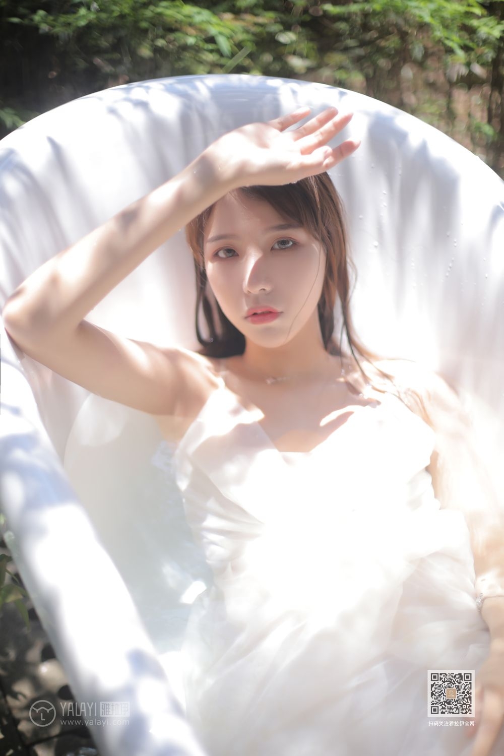 性感美女深v吊裙白嫩美乳湿身诱惑图片