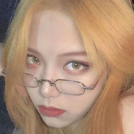 ûе˵ ͷŮ˸