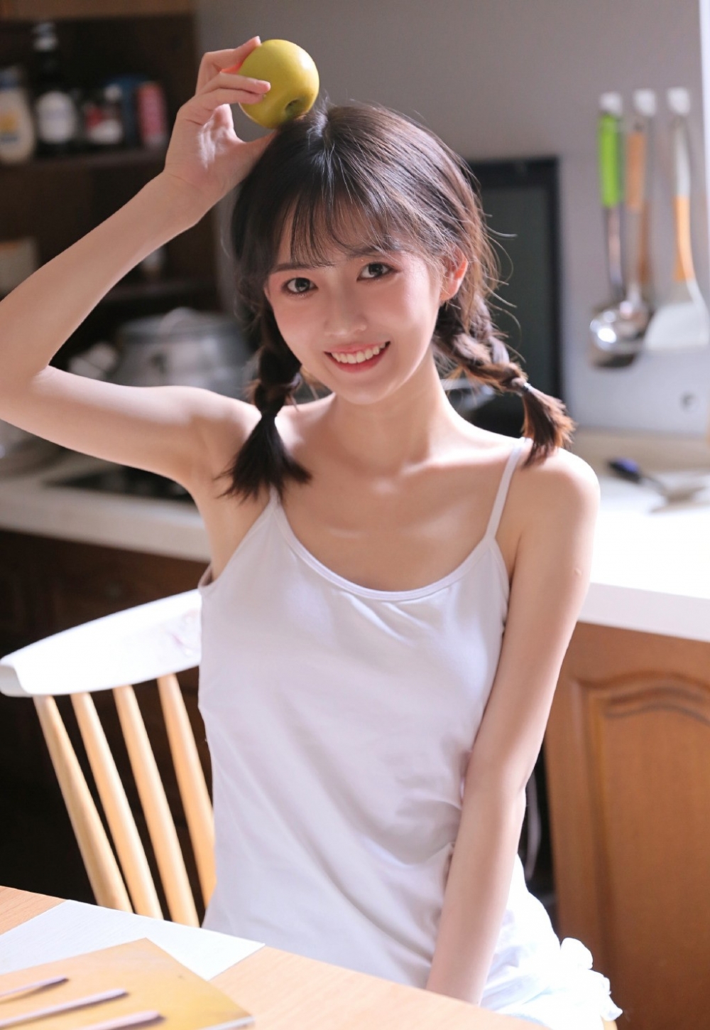 甜食系美女性感居家写真