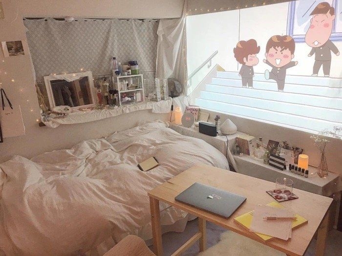 躺在温馨卧室里看投影仪的幸福日常图片