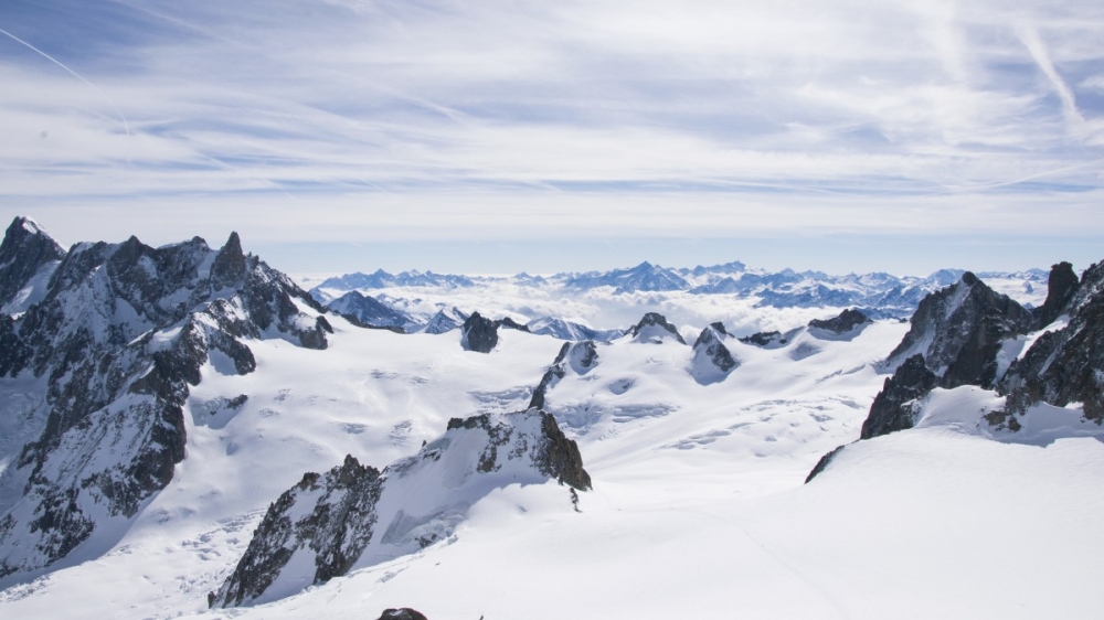 白茫茫的巍峨雪山真实大自然景色壮观美图