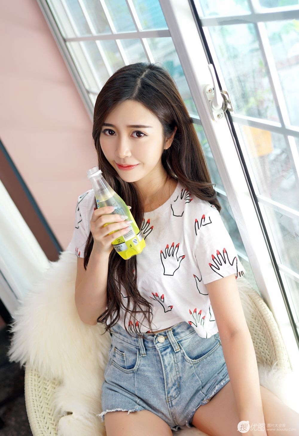 长腿美女方绮言热裤诱惑写真