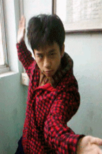 小伙子你这么骚,难怪会被人群殴